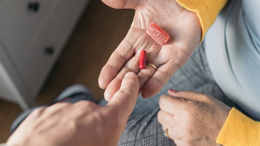 Vitaminas em goma coloridas e atraentes em um fundo branco