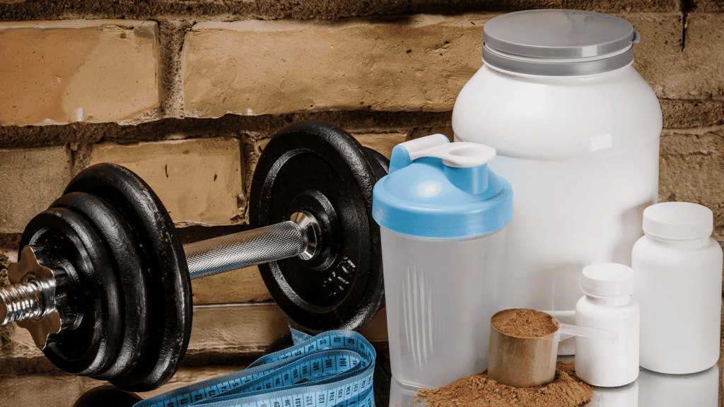 Coleção de suplementos para ganho de massa muscular, incluindo Whey Protein, hipercalórico, creatina, beta-alanina e suplementos de carboidratos.