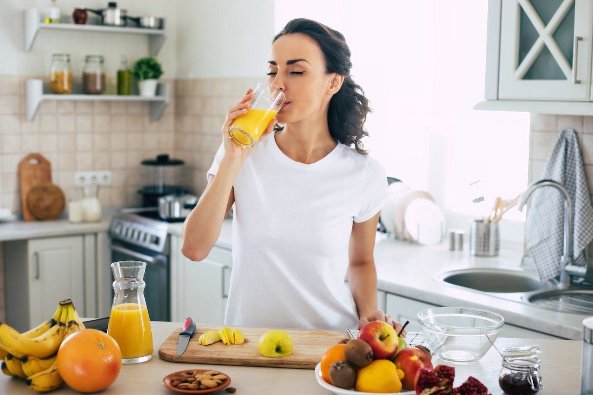 Uma seleção de ingredientes naturais para energizar o corpo, incluindo frutas como abacaxi, laranja e mamão, ervas como malva e ashwagandha, e suplementos como ginseng.