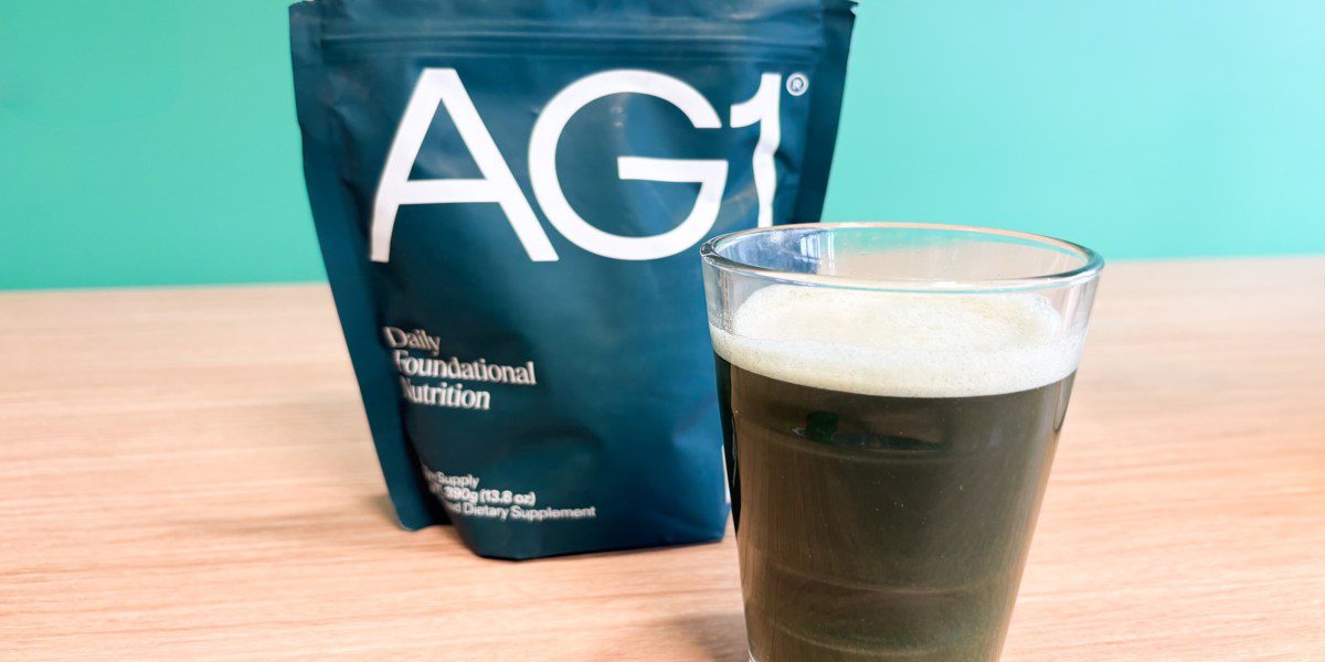 Pó do AG1 Next Gen em um copo com água, representando uma bebida saudável e nutritiva.