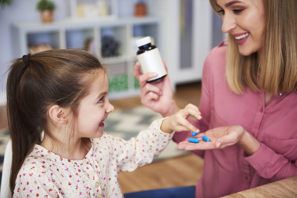 Criança feliz consumindo suplemento nutricional